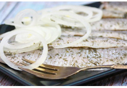 Jak zrobić dobre śledzie w oleju i occie?